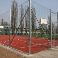 Piłkochwyty, ogrodzenia boisk